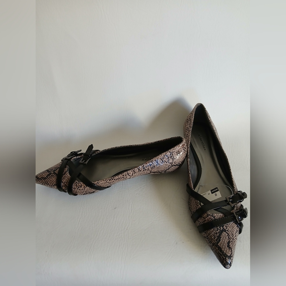 Attention Snakeskin Pattern Flats with Black Straps Sz8M Pointed Toe Sz8M
